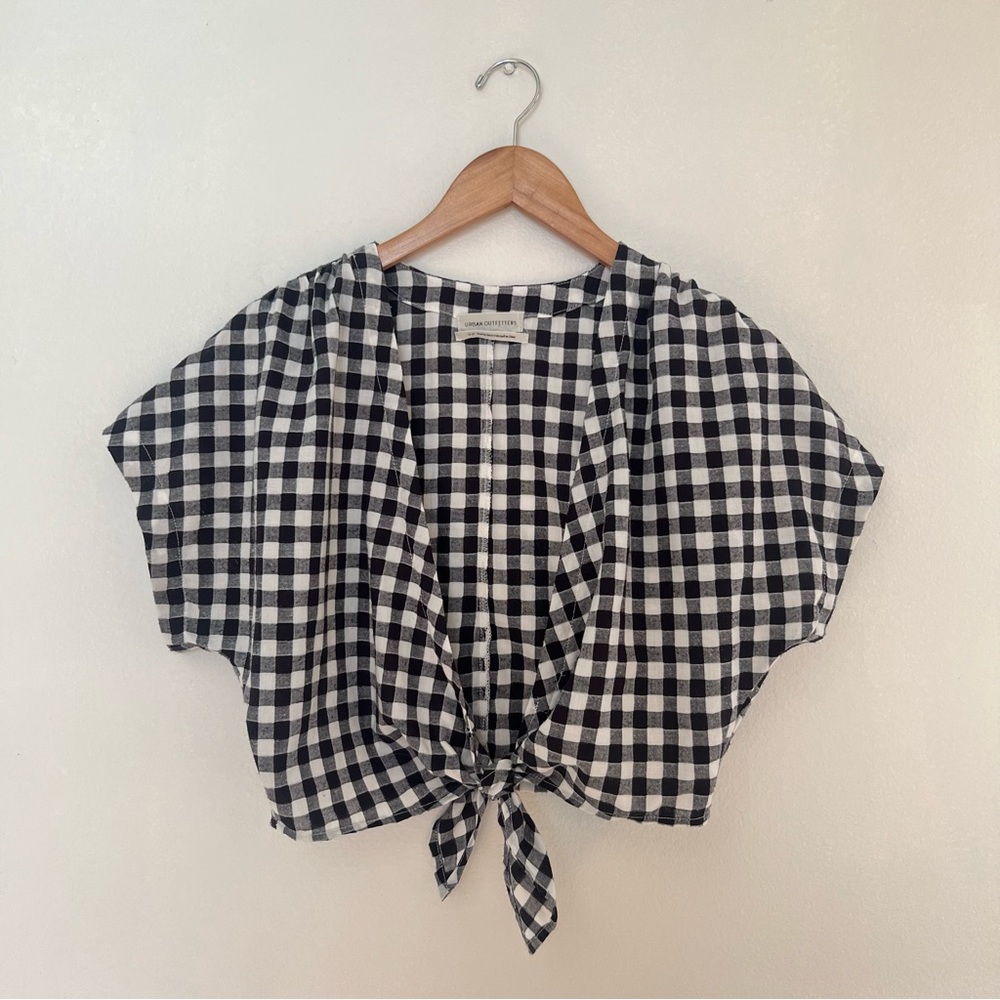 Cute flowy tie-in-the-front UO top with a black and white checkered pattern 🖤